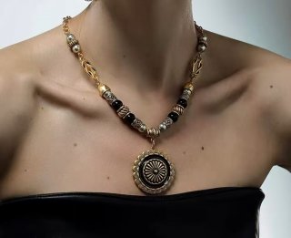 The Rosa flower necklace The Rosa flower necklace